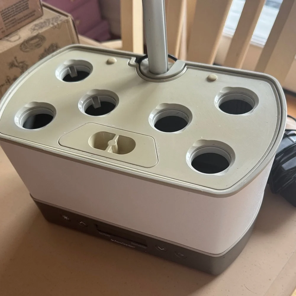 Aerogarden White Indoor Hydroponic Garden 🪴 - Picture 5 of 7